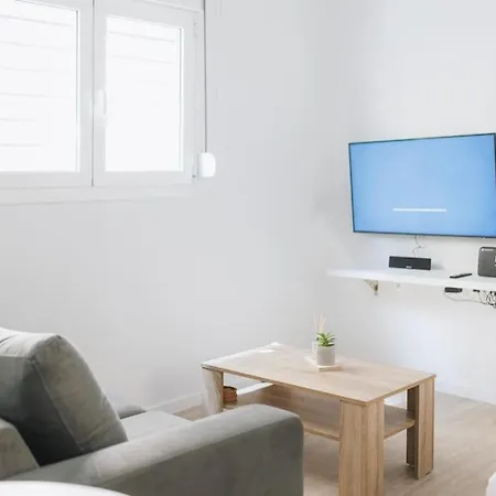 Modern Ground Floor Getaway Apartment *