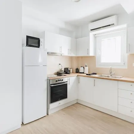Modern Ground Floor Getaway * Atina